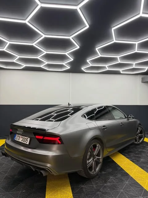 Audi S7 zezadu z boku