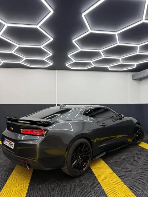 Chevrolet Camaro SS zezadu z boku