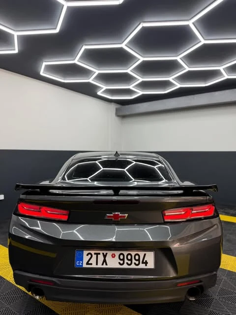 Chevrolet Camaro SS zezadu
