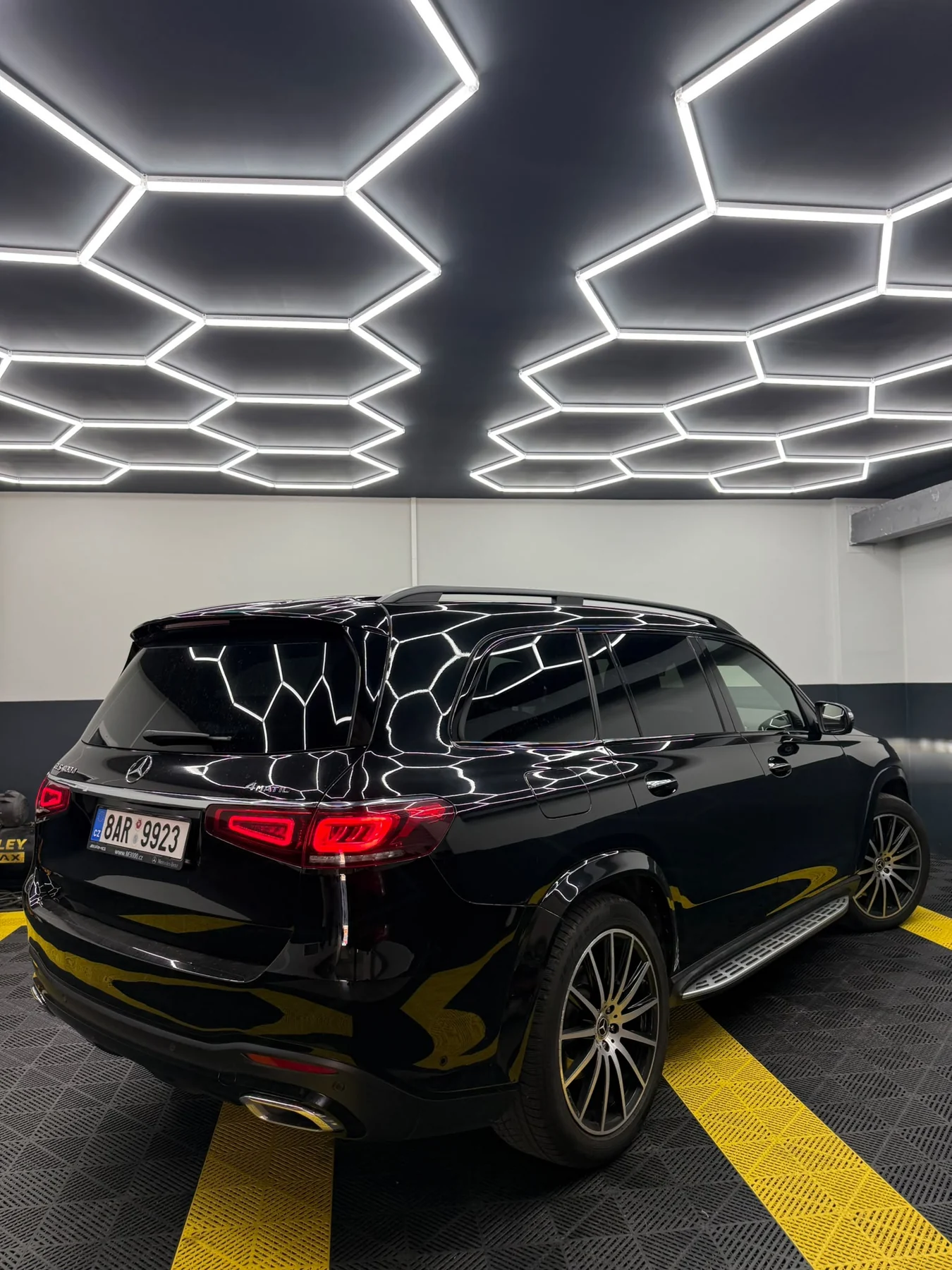 Mercedes GLS 400d zezadu z boku