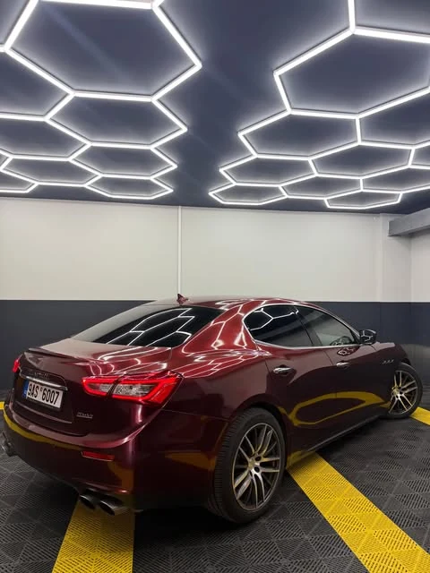 Maserati Ghibli SQ4 zezadu z boku
