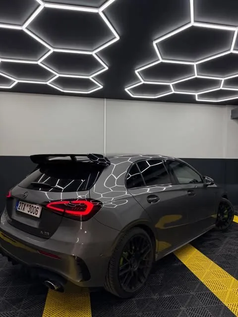 Mercedes-AMG A 35 zezadu z boku