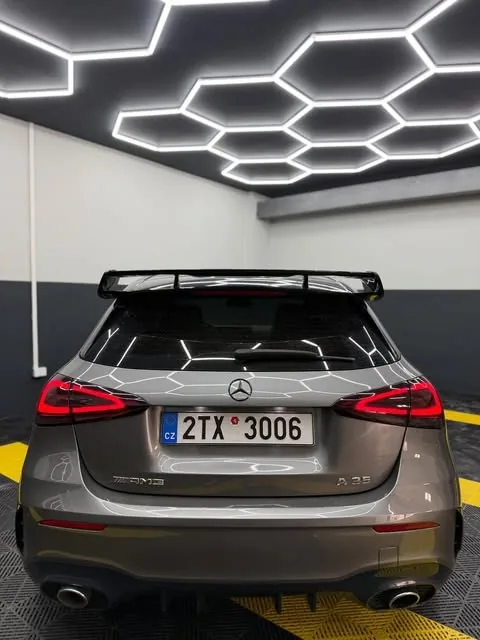 Mercedes-AMG A 35 zezadu