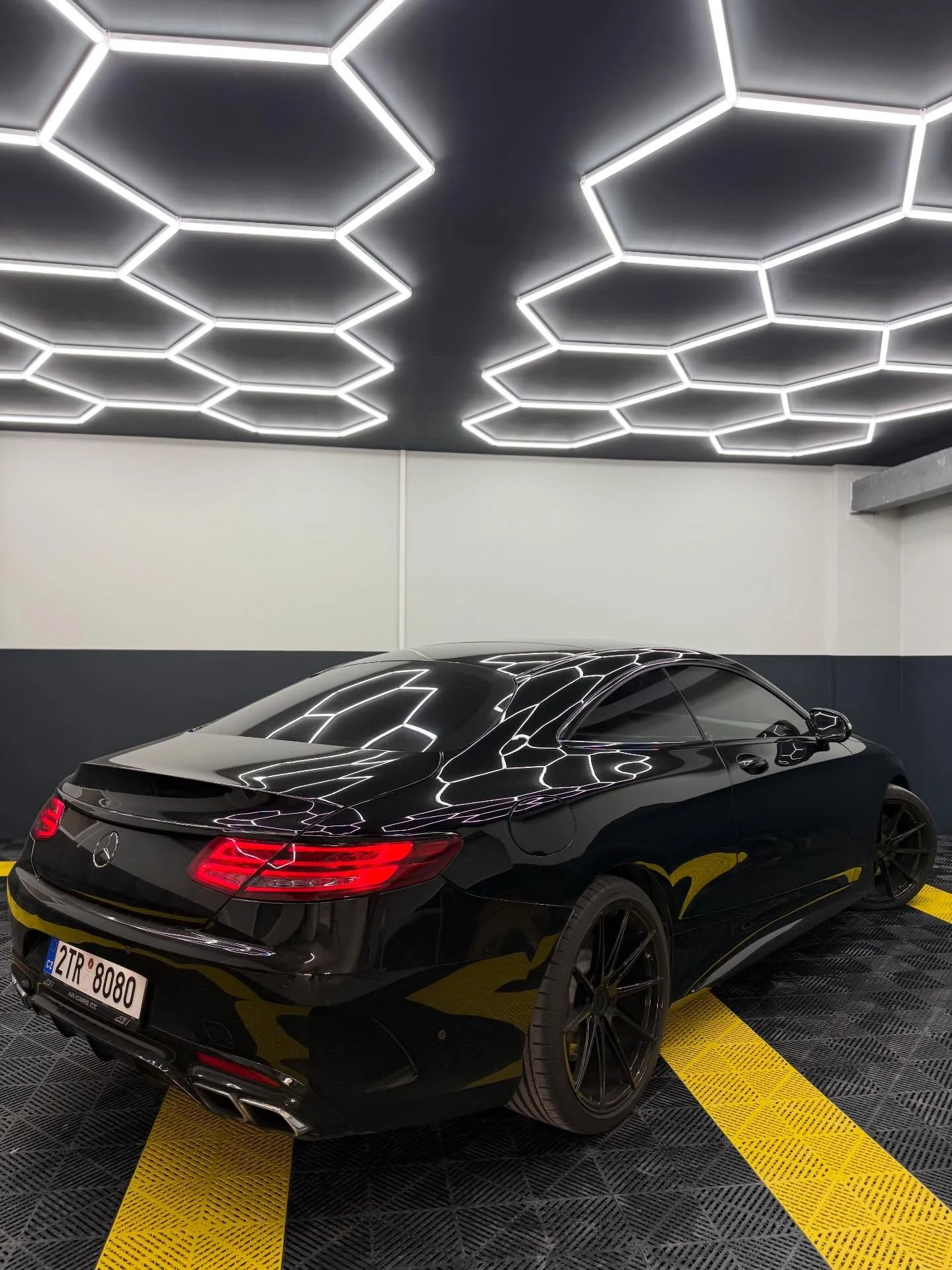 Mercedes S500 Coupé zezadu z boku