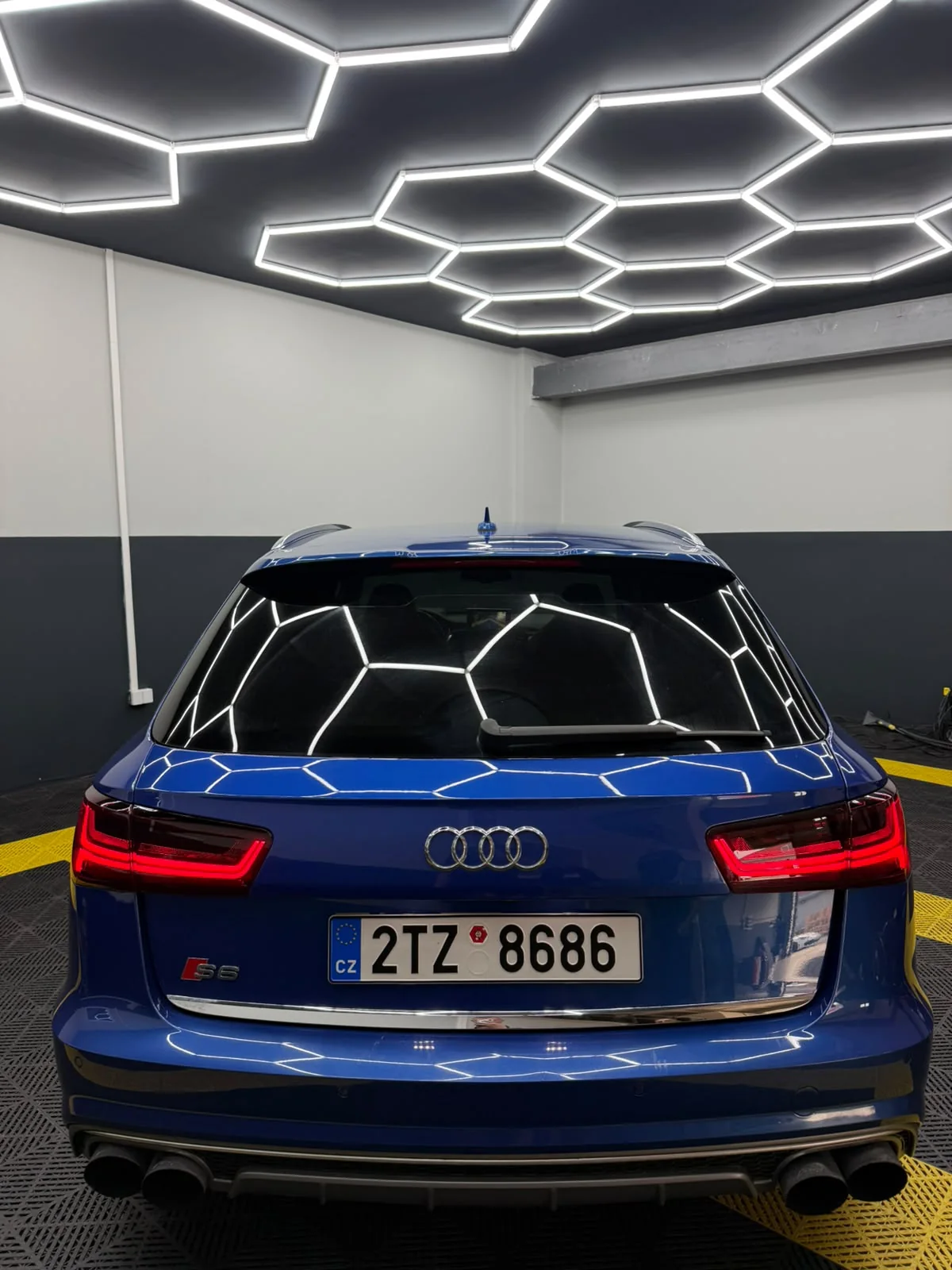 Audi S6 zepředu z boku