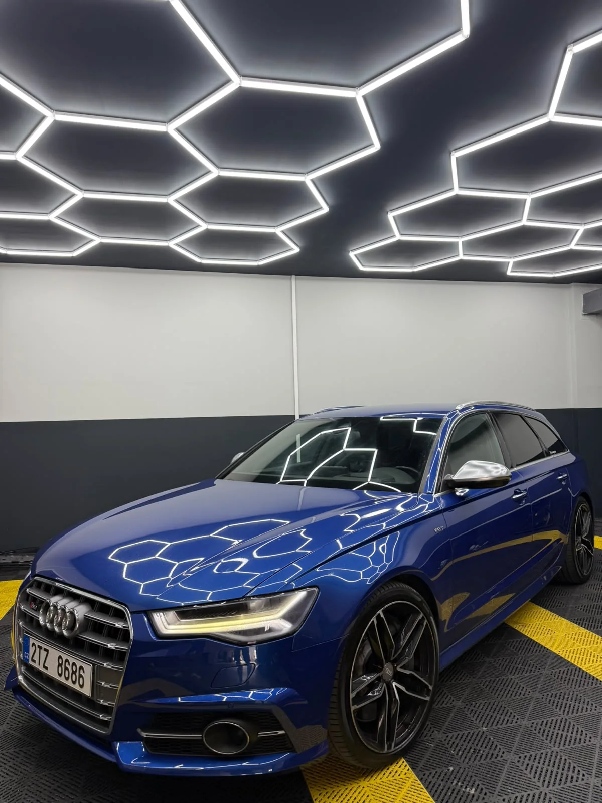 Modré Audi S6 Avant