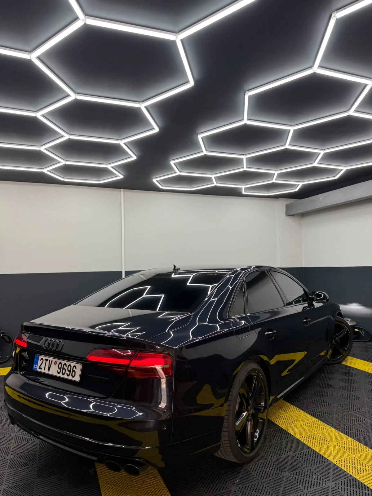 Audi S8 MTM zezadu z boku