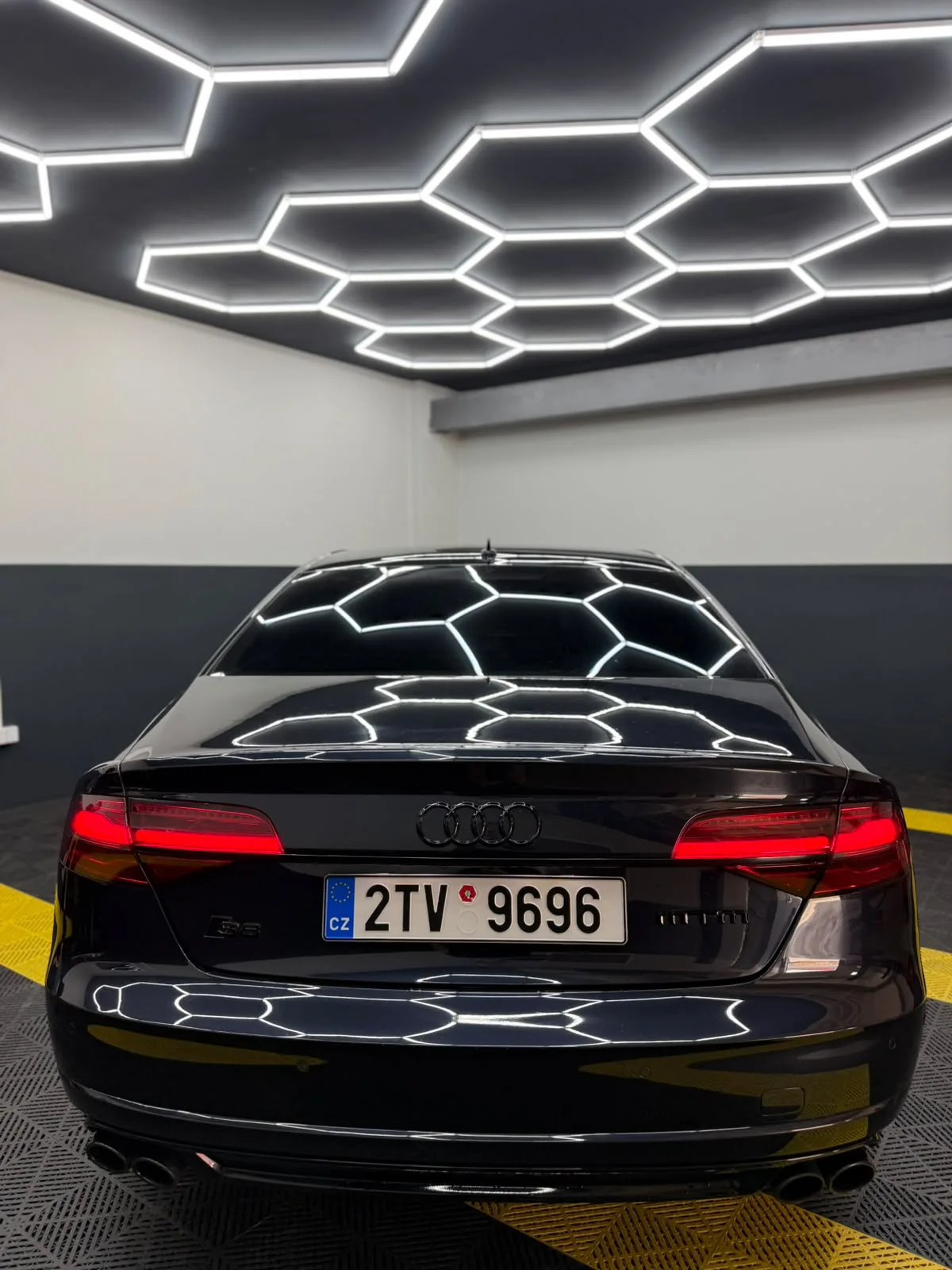 Audi S8 MTM zezadu
